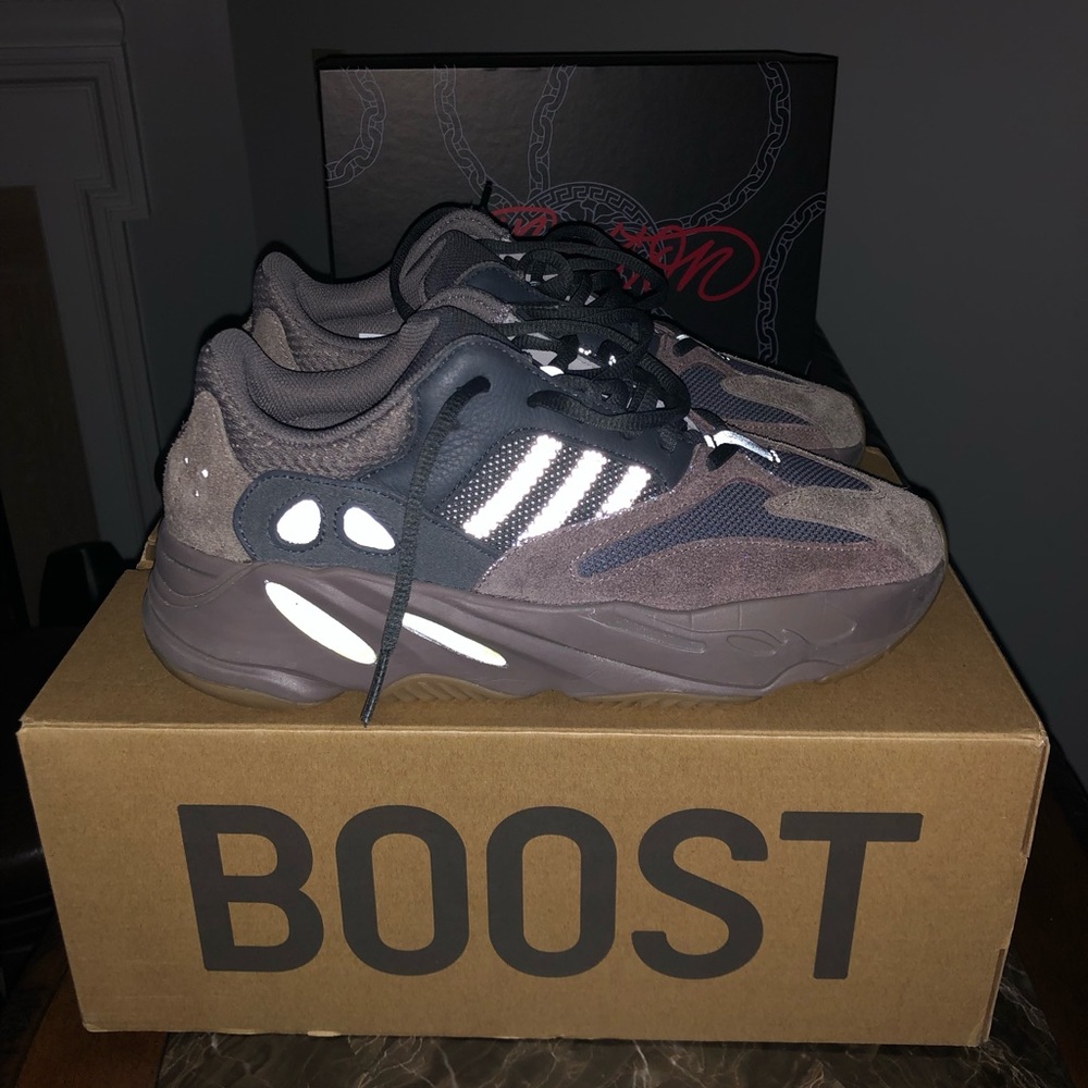 YEEZY BOOST 700 MUAVE